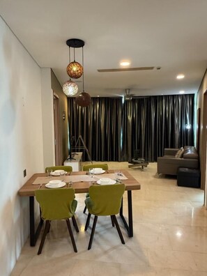 Habitació doble, 3 dormitoris, vistes a la ciutat | Zona de menjador de l'habitació