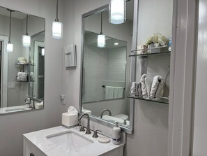 Douche, sèche-cheveux, serviettes fournies, savon