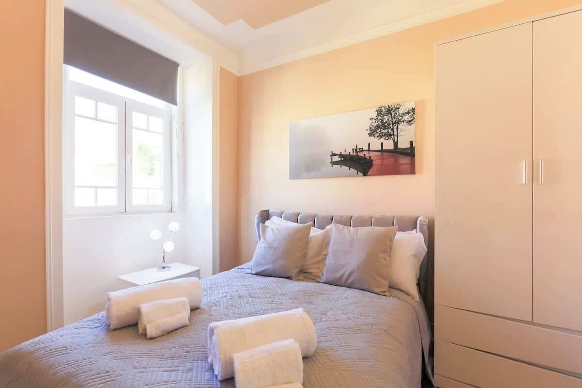 2 室の ベッドルーム、デスク、アイロン / アイロン台、旅行用ベビーベッド