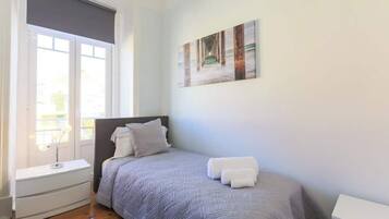 Bureau, fer et planche Ă  repasser, lit parapluie, Wi-Fi