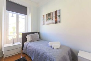 2 chambres, bureau, fer et planche à repasser, lit parapluie