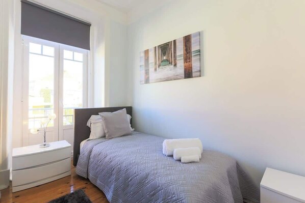 Bureau, fer et planche à repasser, lit parapluie, Wi-Fi