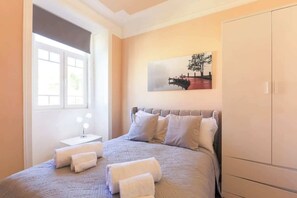 2 soverom, skrivebord, strykejern/-brett og reiseseng for barn