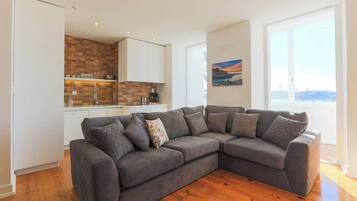 Télévision, livres, espaces bureaux