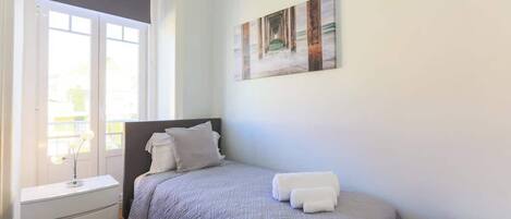 2 dormitorios, escritorio, tabla de planchar con plancha y cuna de viaje