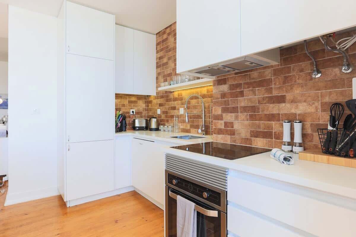 Fridge, oven, stovetop, coffee/tea maker