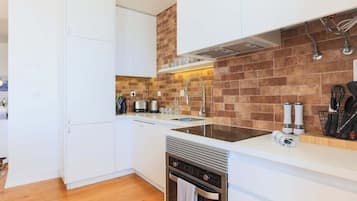 Fridge, oven, stovetop, coffee/tea maker