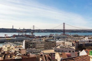 Miscellaneous - Airy Lapa 2 BR River and Bridge Views  AC (Lisbon)