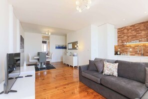 تلفزيون، كُتُب، مكتب