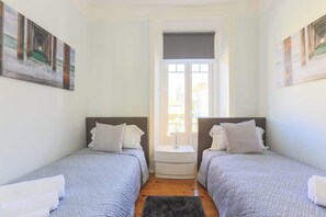 2 chambres, bureau, fer et planche à repasser, lit parapluie