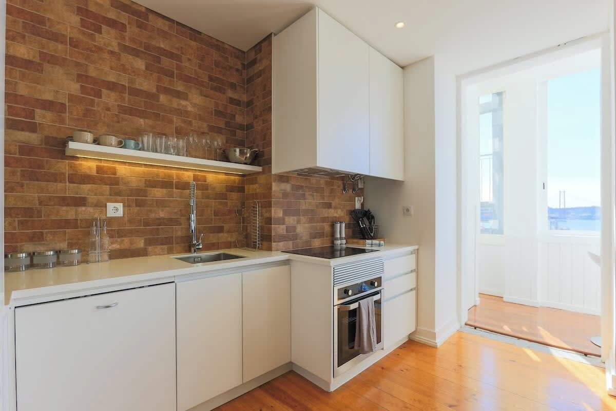 Fridge, oven, stovetop, coffee/tea maker