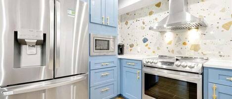 Réfrigérateur, micro-ondes, four, plaque de cuisson