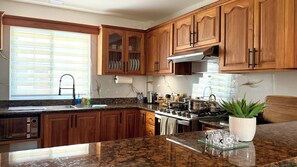 冷蔵庫、電子レンジ、オーブン、コンロ