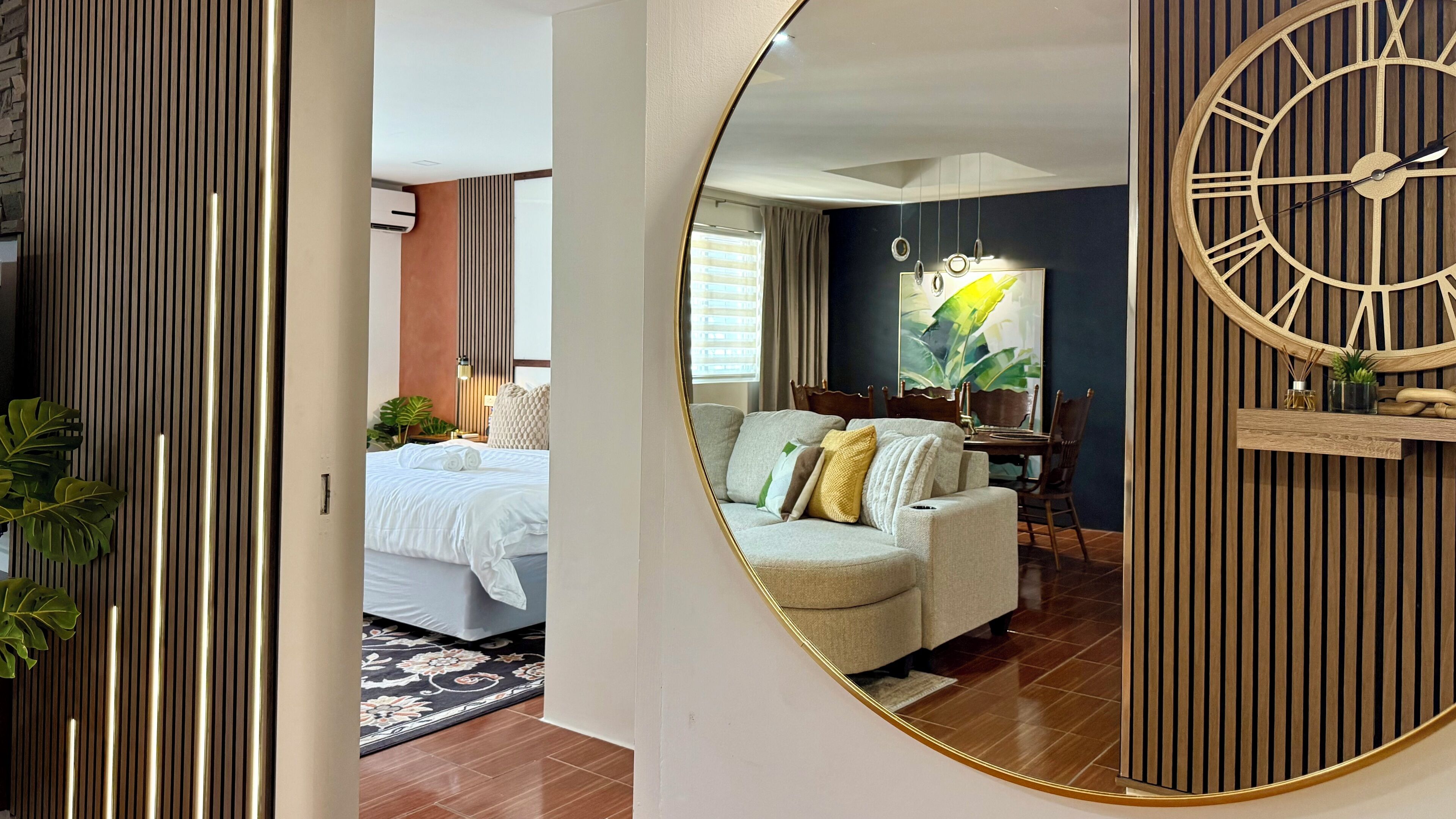 3 habitaciones, escritorio y tabla de planchar con plancha 