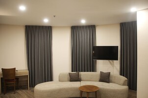 Minibar, escritorio, espacio para trabajar con laptop y wifi gratis 