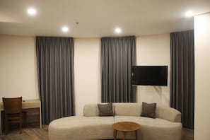 Deluxe-Suite, Stadtblick | Schreibtisch, laptopgeeigneter Arbeitsplatz, kostenloses WLAN
