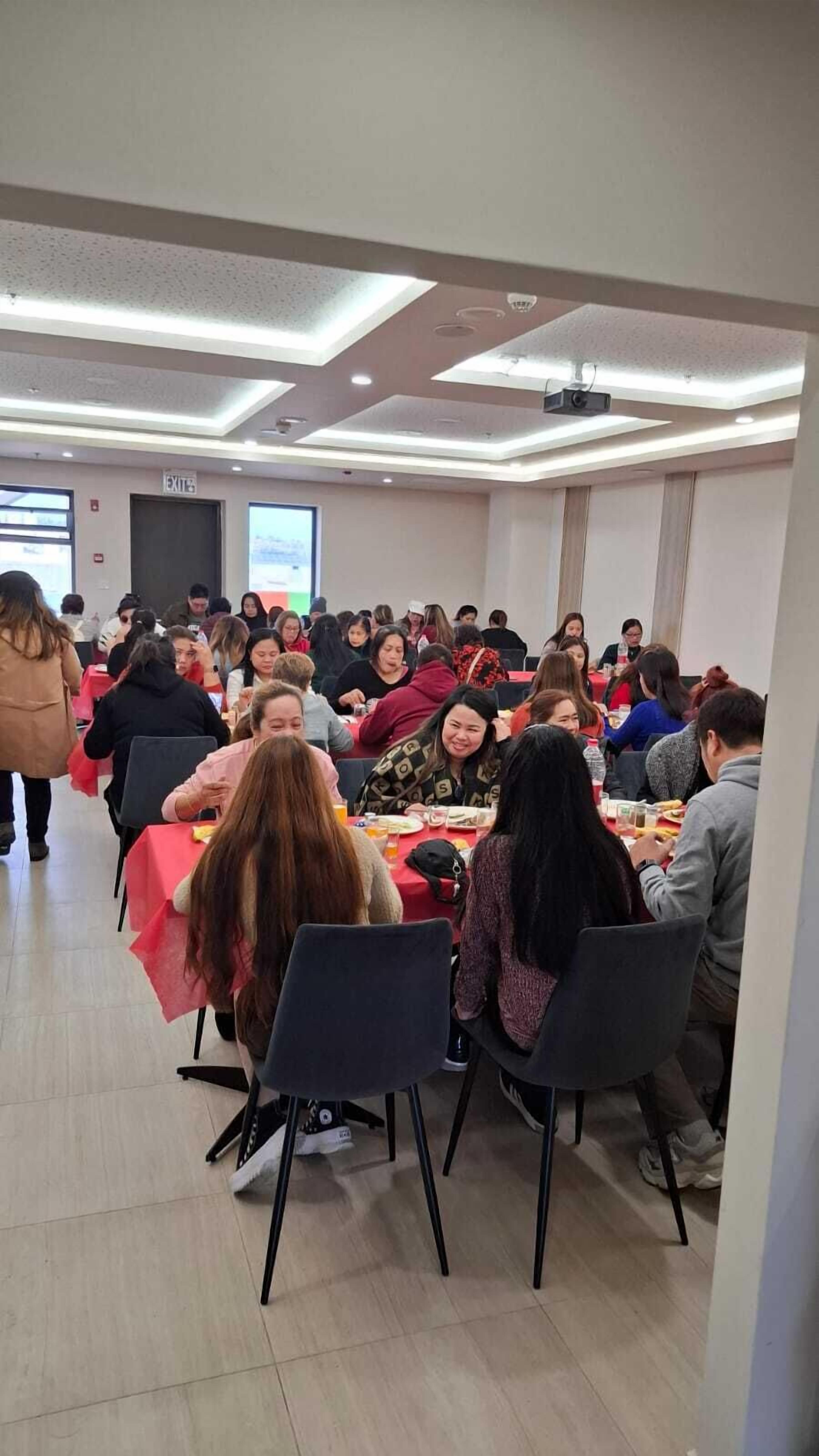 Una sala conferenze con tavoli disposti per una riunione.