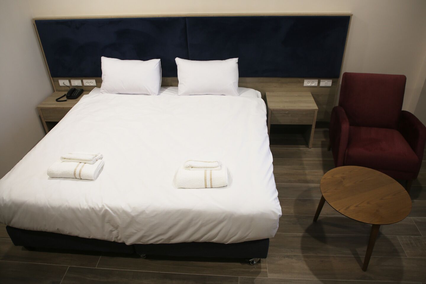 Escritorio, espacio para trabajar con laptop y wifi gratis 