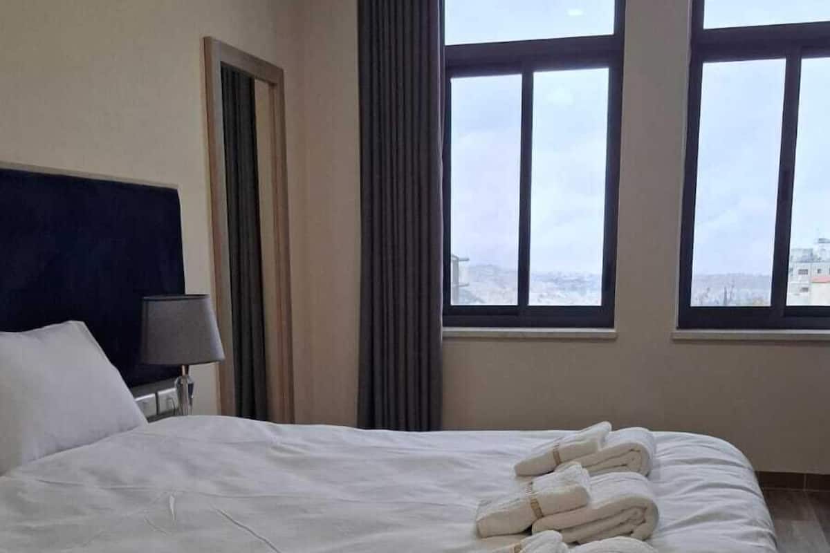 Minibar, escritorio, espacio para trabajar con laptop y wifi gratis 