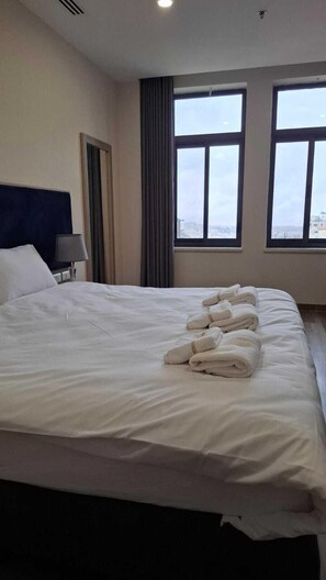 Minibar, desk, laptop workspace, free WiFi