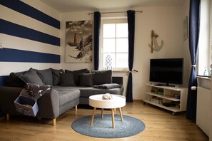 TV - Holiday Home 'Leinen Los' with Shared Terrace, Private Garden and Wi-Fi (Krummhörn)