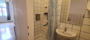 Bathroom - 2BR Apartment 10 Min Walk to Westbahnhof (Vienna)