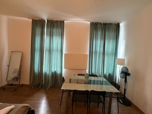 Departamento básico | Tabla de planchar con plancha y wifi gratis 