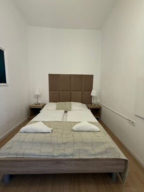 Departamento básico | Tabla de planchar con plancha y wifi gratis 