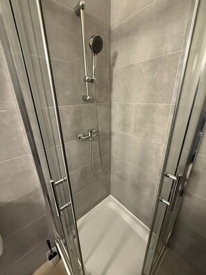 Basic Apartment | Bathroom