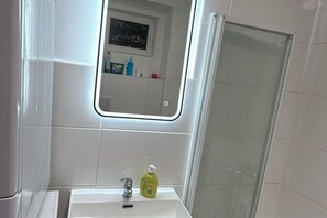 Suihku, hiustenkuivaaja, pyyhkeet, saippua