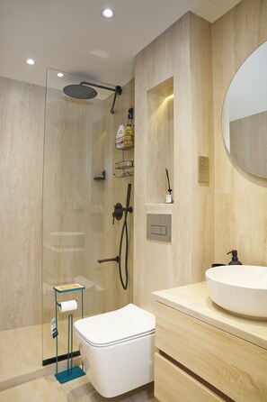 Dusj, hårføner, håndklær og såpe