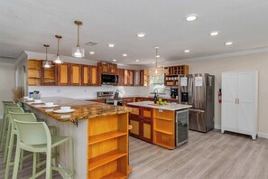 Fridge, microwave, oven, stovetop - Spacious retreat w/ pool & putting green (Seminole)