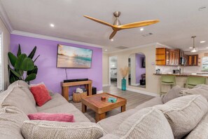 TV, fireplace, offices - Spacious retreat w/ pool & putting green (Seminole)