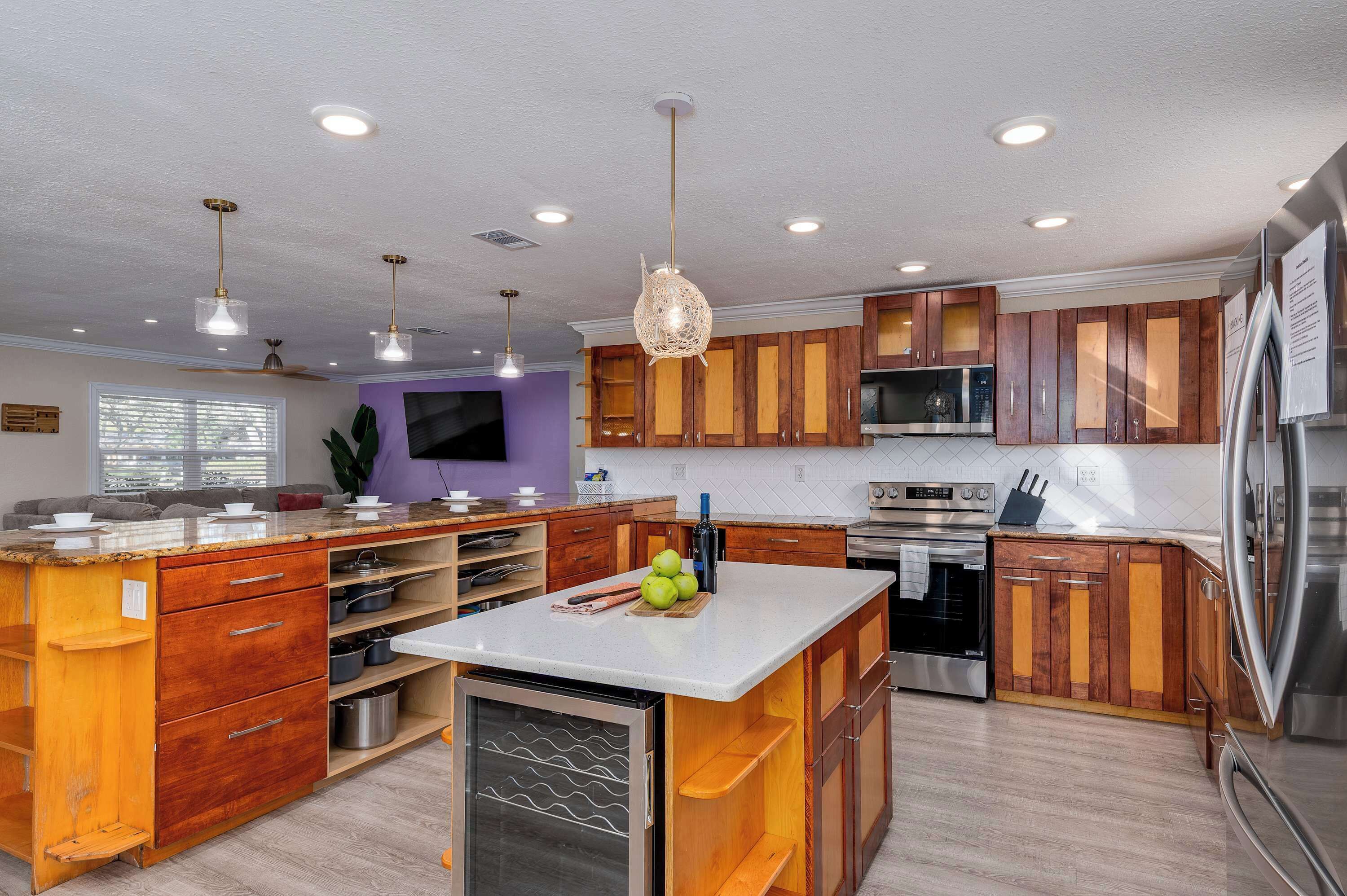 Kjøleskap, mikrobølgeovn, ovn og kokeplater