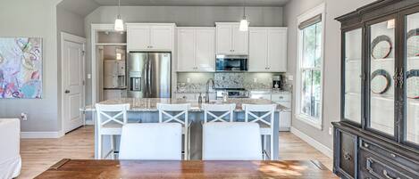 ثلاجة، ميكروويف، فرن، موقد طهي مسطح