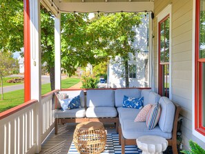 Terrace/patio - Red Door on Boulevard | Sleeps 8 (Canadian)
