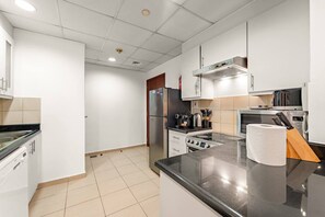 ثلاجة، ميكروويف، فرن، ماكينة لصنع القهوة/الشاي