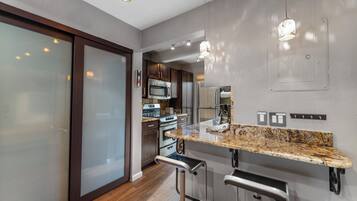 Een koelkast, een magnetron, een oven, een kookplaat