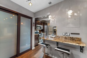 Een koelkast, een magnetron, een oven, een kookplaat