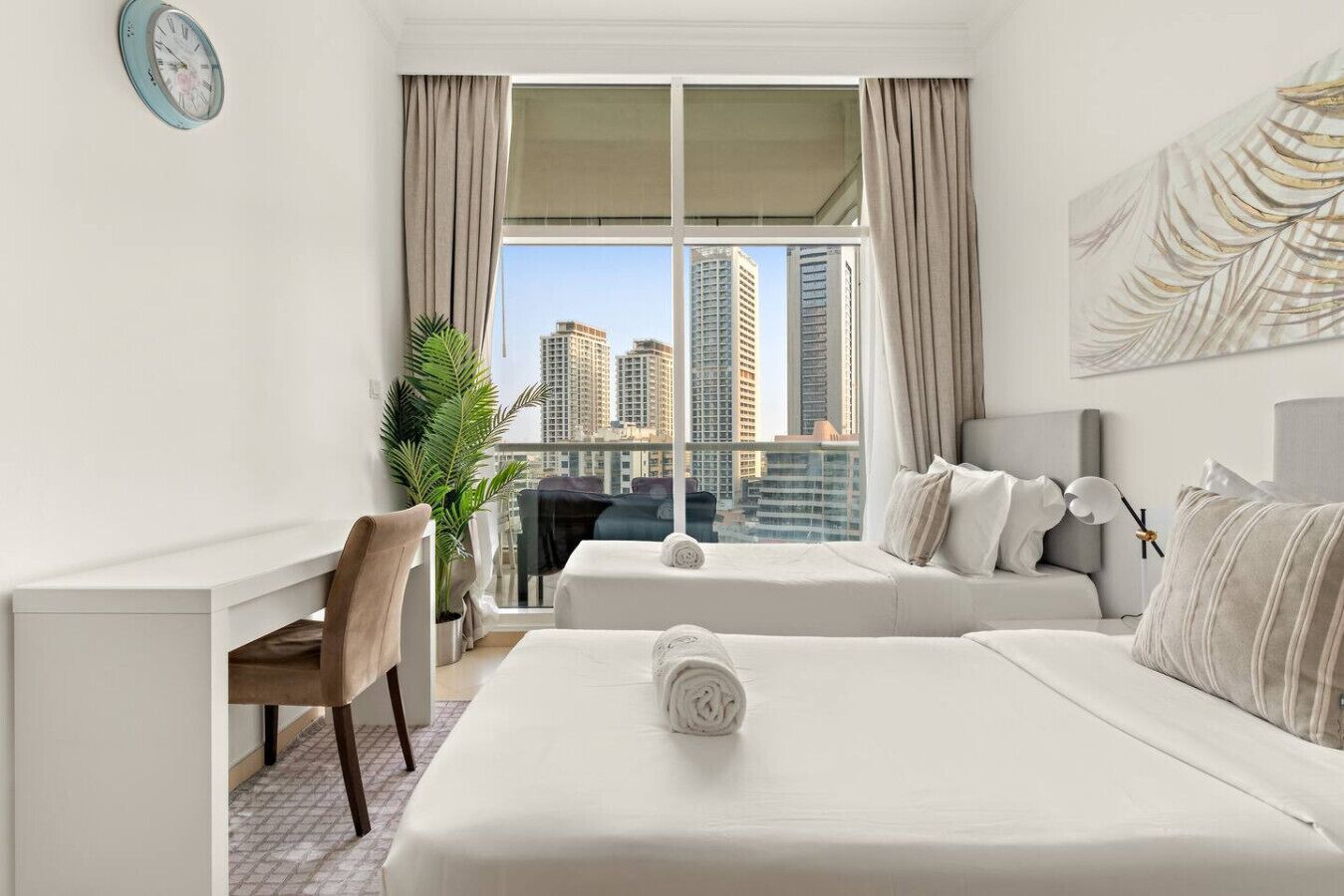 2 habitaciones, escritorio, tabla de planchar con plancha y wifi 