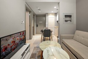 TV - FIRST CLASS | 1BR | Pool View & Prime Location (Business Bay)