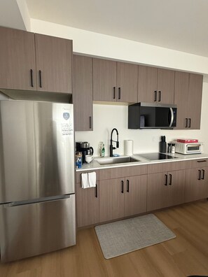 Refrigerador, microondas, horno y parrilla de estufa 