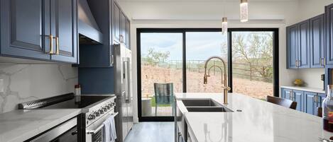 Refrigerador, microondas, horno y parrilla de estufa