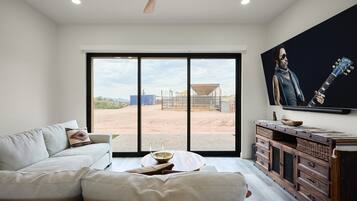 Smart TV, fireplace