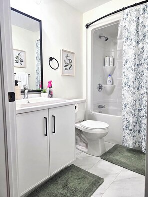 Secador de cabelo, toalhas de banho, sabonete, papel higiênico