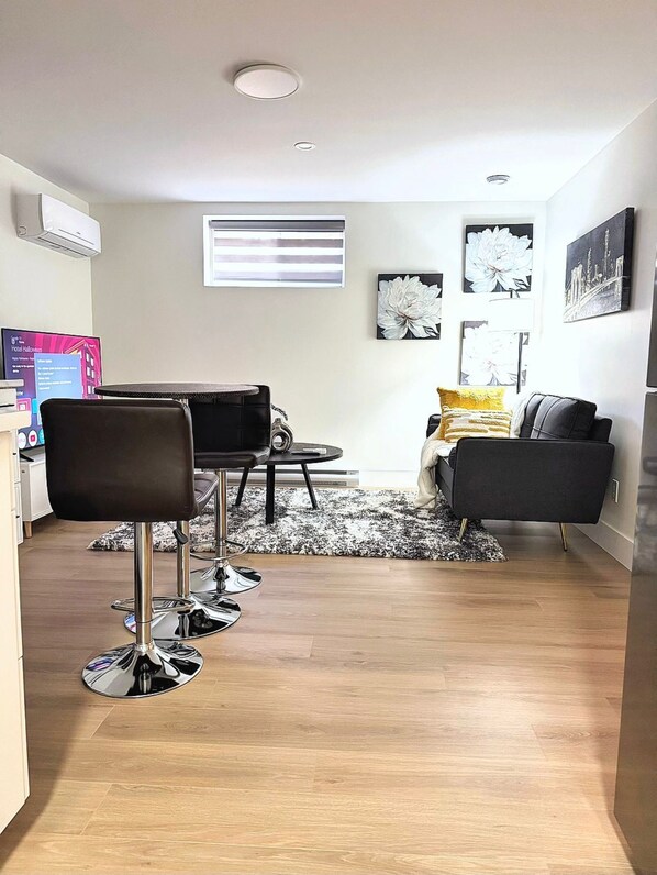 Interior - Kickback & relax in a cozy & stylish home in Moncton (Moncton)