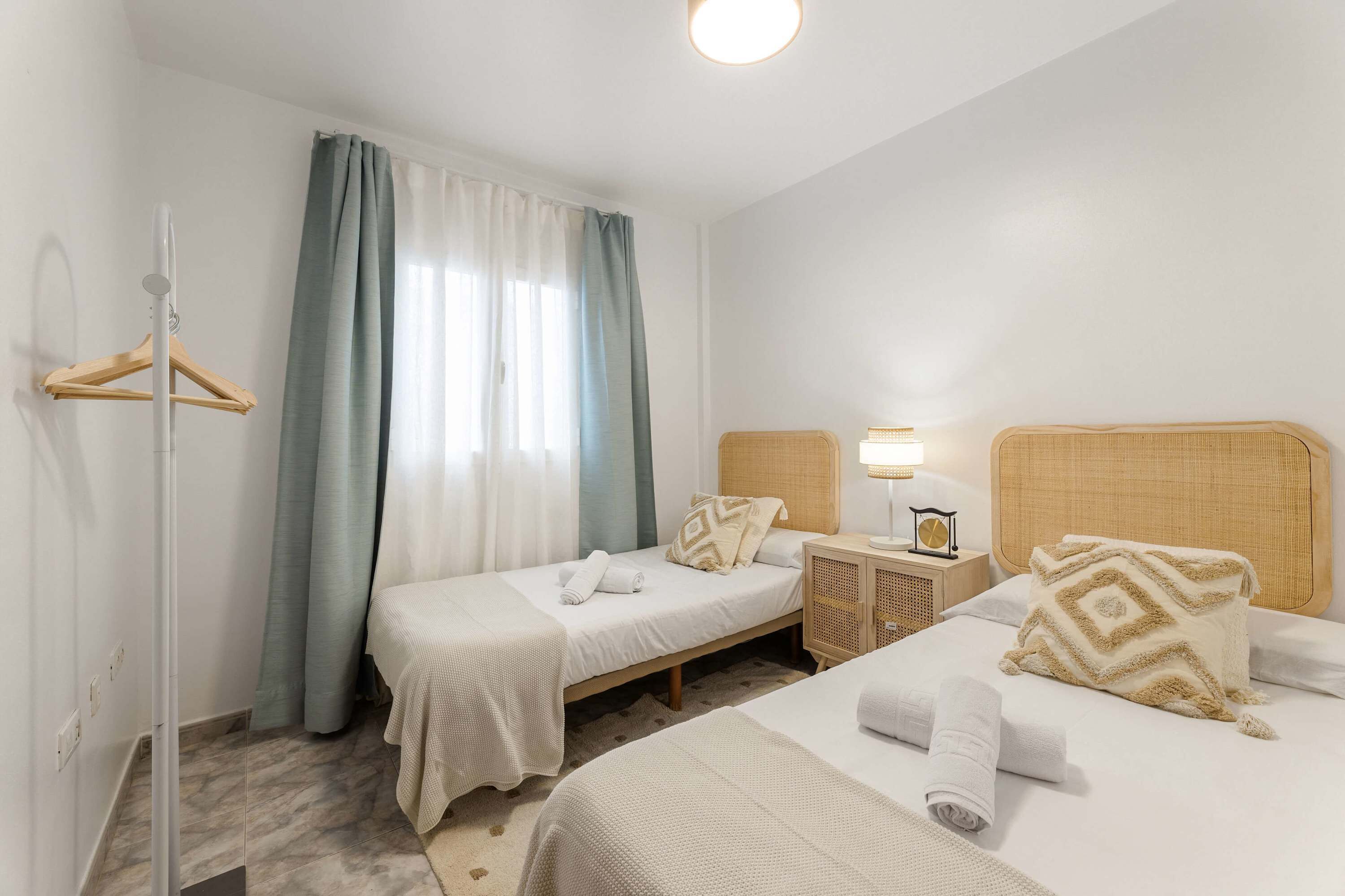 4 makuuhuonetta, työpöytä, silitysrauta/-lauta, vauvan matkasänky