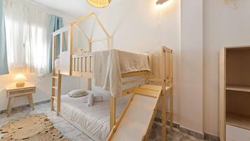 4 chambres, bureau, fer et planche Ă repasser, lit parapluie