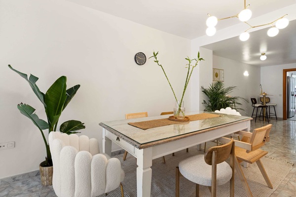 Gather around 🍷 A unique blend of style and comfort makes this dining space perfect for long meals, laughter and shared stories in your Lanzarote retreat