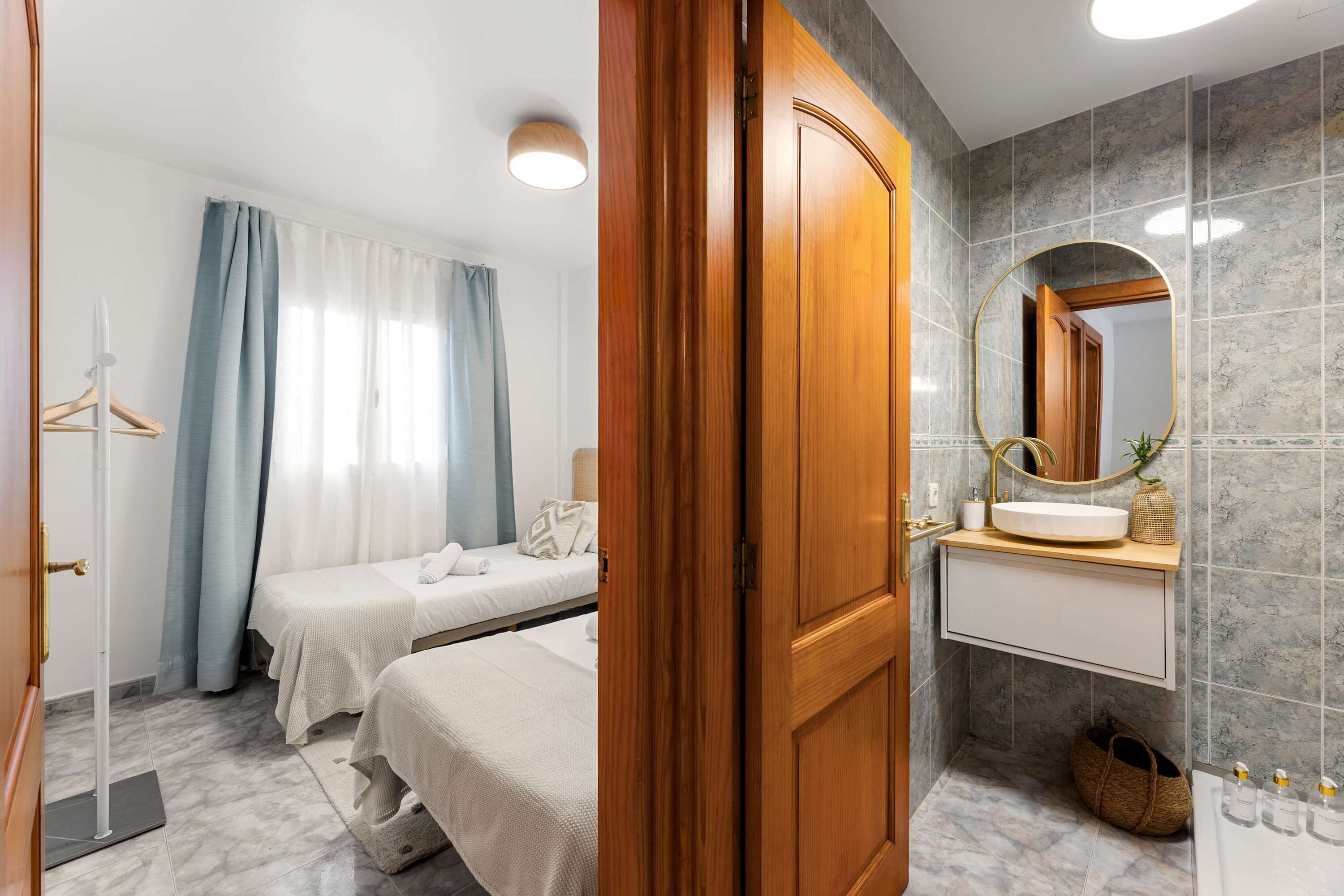 シャワー、ヘアドライヤー、タオル